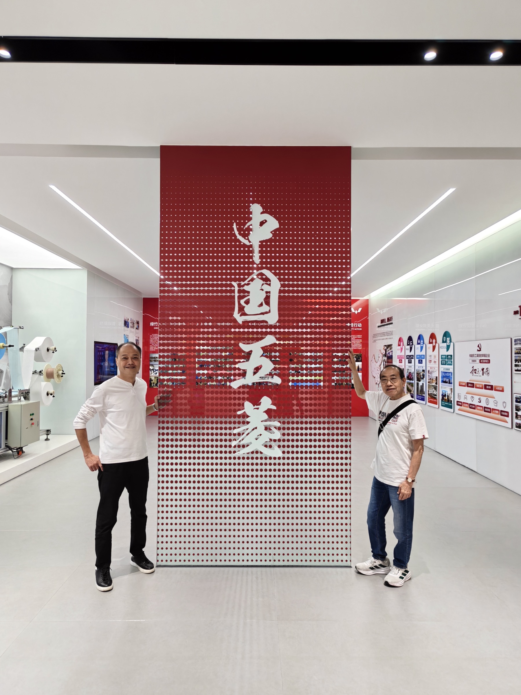 考察團參觀五菱汽車展示館